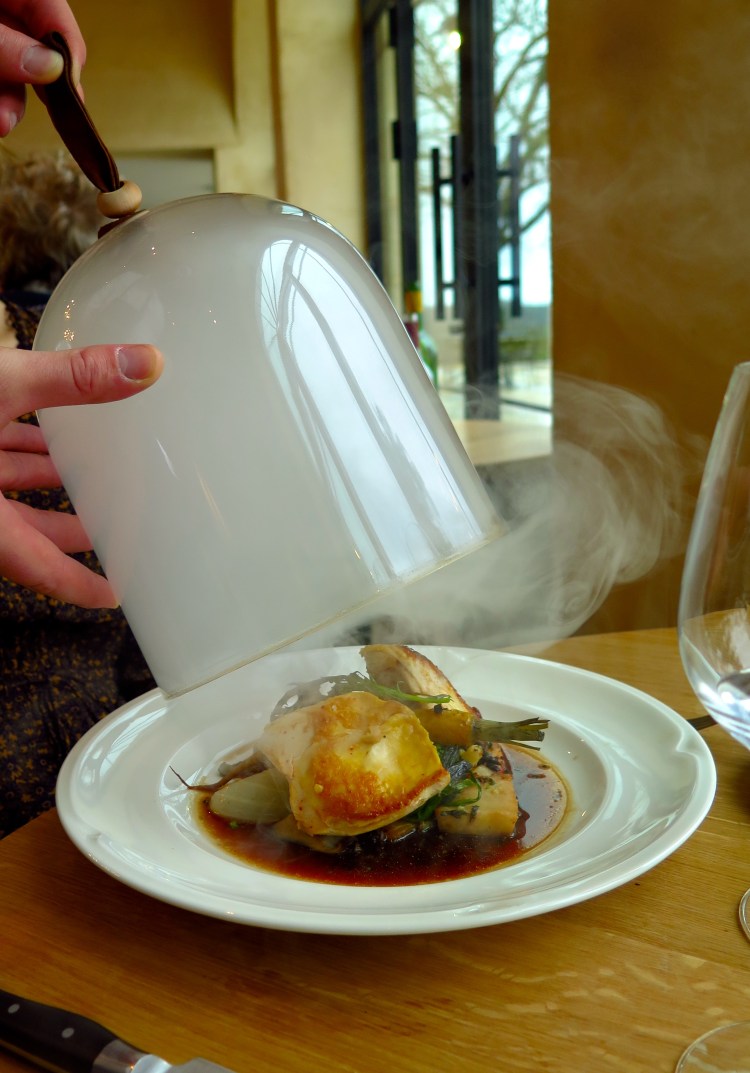 Poularde fumée aux sarments de vigne